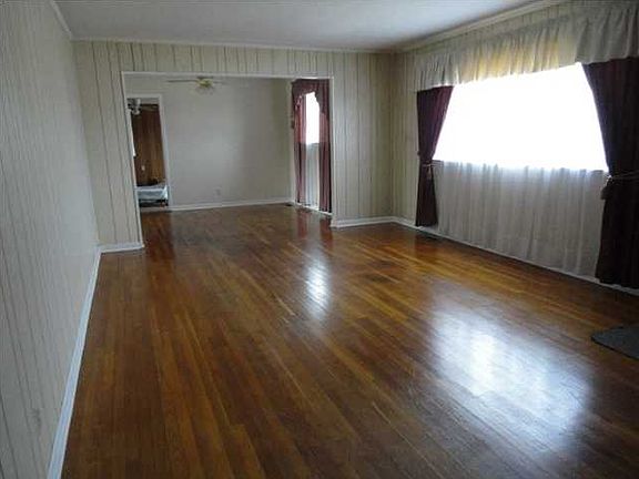 3rd image of 2812 Siener Ln