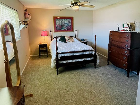 Bedroom where you will stay, there is a ceiling fan.