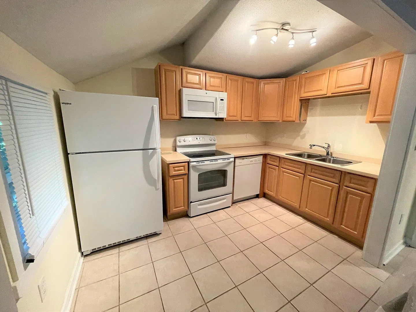 Sweet 3br duplex on Stephens St.! Walk to UNC next school year! — Photo 4