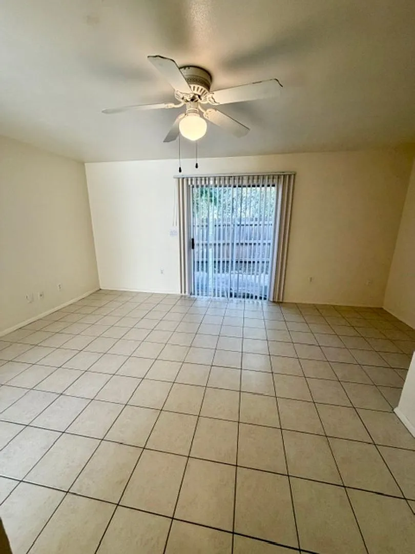 3 bedroom 1.5 bath Condo — Photo 3