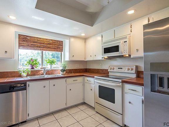 3rd image of 40 Westfalls Ln