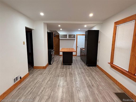 5th image of 10008 Manor St