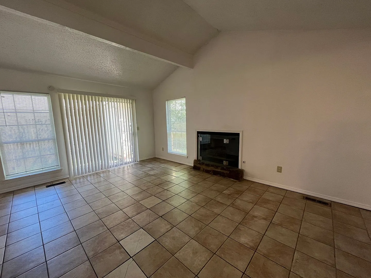 3 bedroom 2 bath! — Photo 2