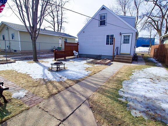 4th image of 50 32nd Ave N