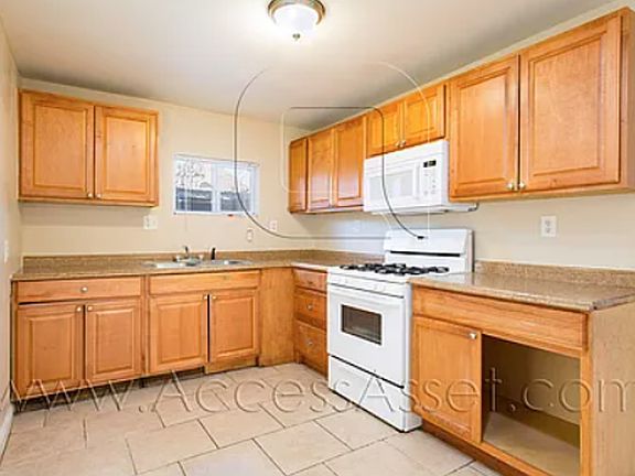 3rd image of 1033 Lawton St
