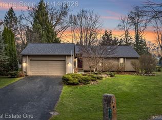 2110 Callie Dr, Commerce Township, MI