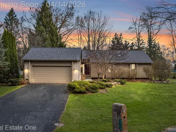 2110 Callie Dr, Commerce Township, MI 48390