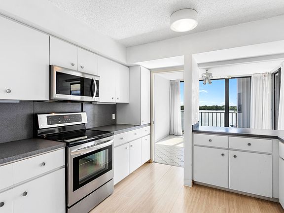 3rd image of 124 Lakeshore Drive #630