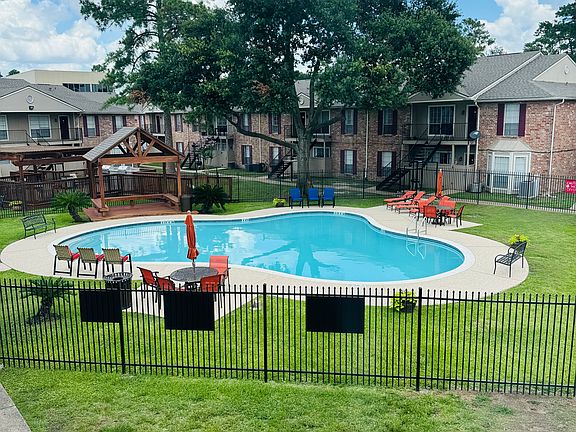 Tranquility inside. City adventures outside. Discover both at Oaks of Wimbledon.