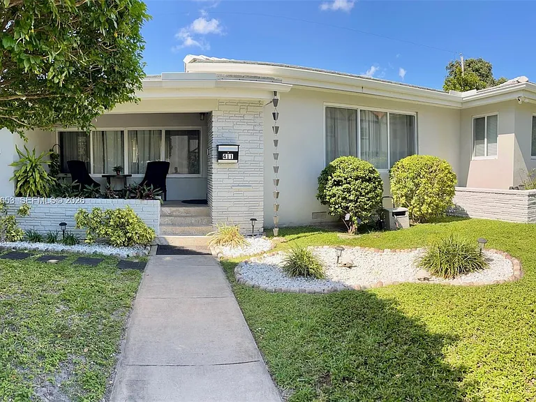 411 Alesio Ave — Photo 2