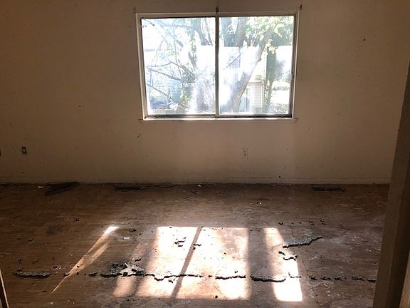 4th image of 46831 Rogers Dr