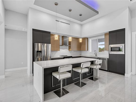 4th image of 2929 SW 6th PL