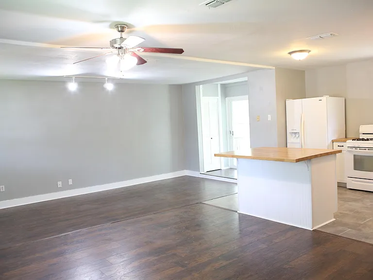 3908 Atlas Dr — Photo 2