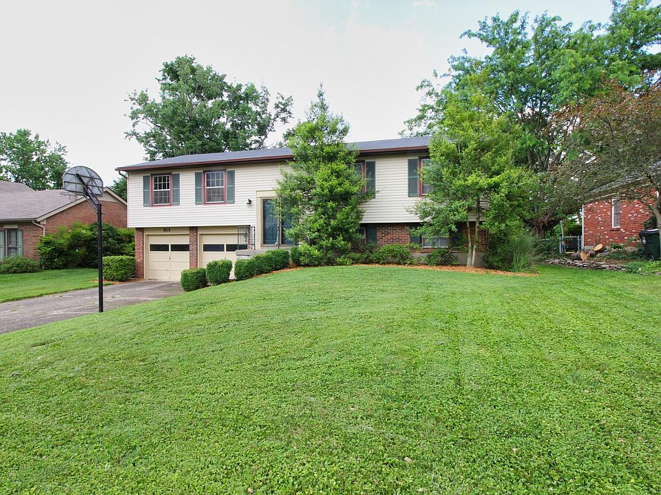 815 Foxwood Avenue. Convenient to retail and restaurants on Hurstbourne Parkway and Shelbyville Road. Convenient to Malls.