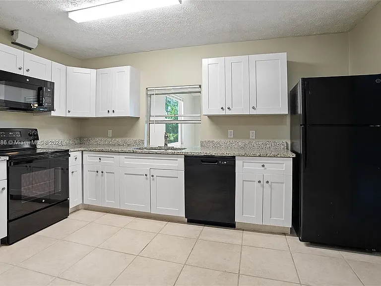 170 NW Curry St — Photo 14