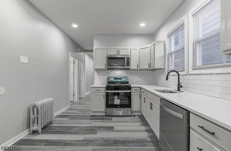 3 bed, 1.0 bath, $2,450 — Photo 2