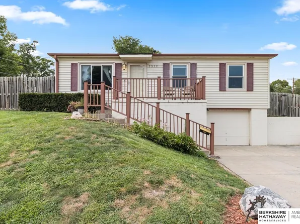 7512 Edward Ave, La Vista, NE 68128