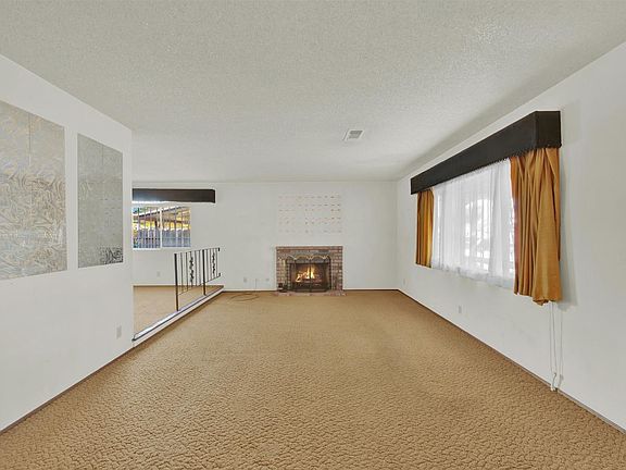 5th image of 1073 Flicker Ln