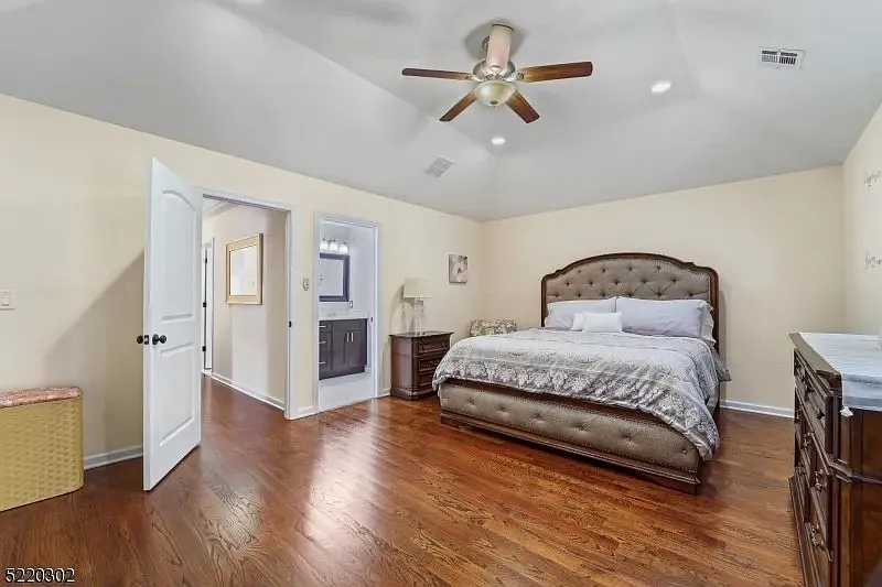 4 bed, $4,000 — Photo 3
