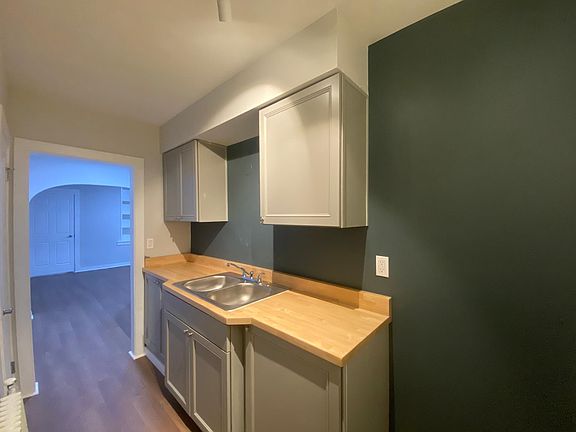 2nd image of 2228 N Astor St #4