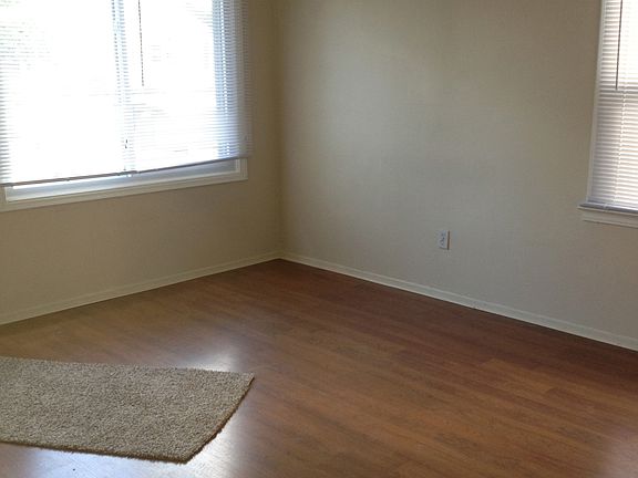 4th image of 13710 Knox Ave