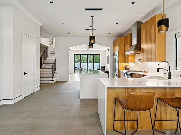 5th image of 5018 Mimosa St