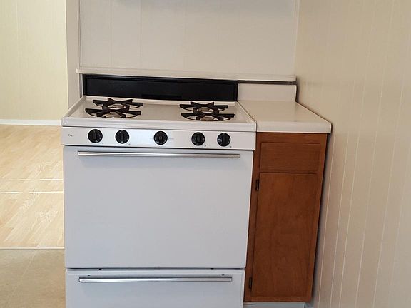 Kitchen - gas range/oven