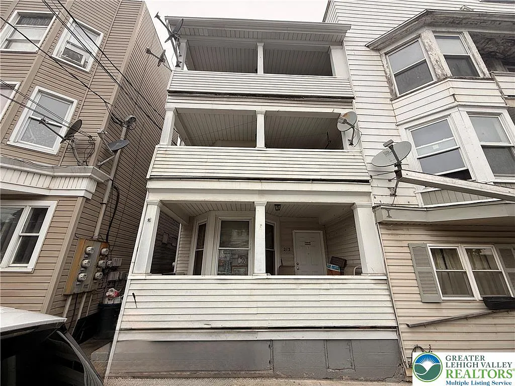 3 bed, 1.0 bath, 731 sqft, $1,100 — Photo 1