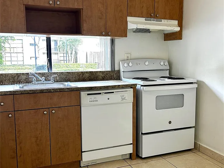 16909 N Bay Rd #103 — Photo 18