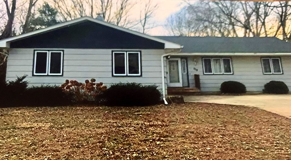 1st image of 704 Emerald Dr