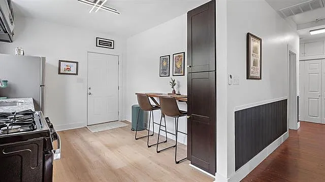 212 E Oak St — Photo 11