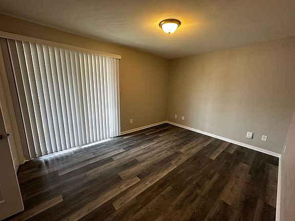 4th image of 320 Shane Ct #4