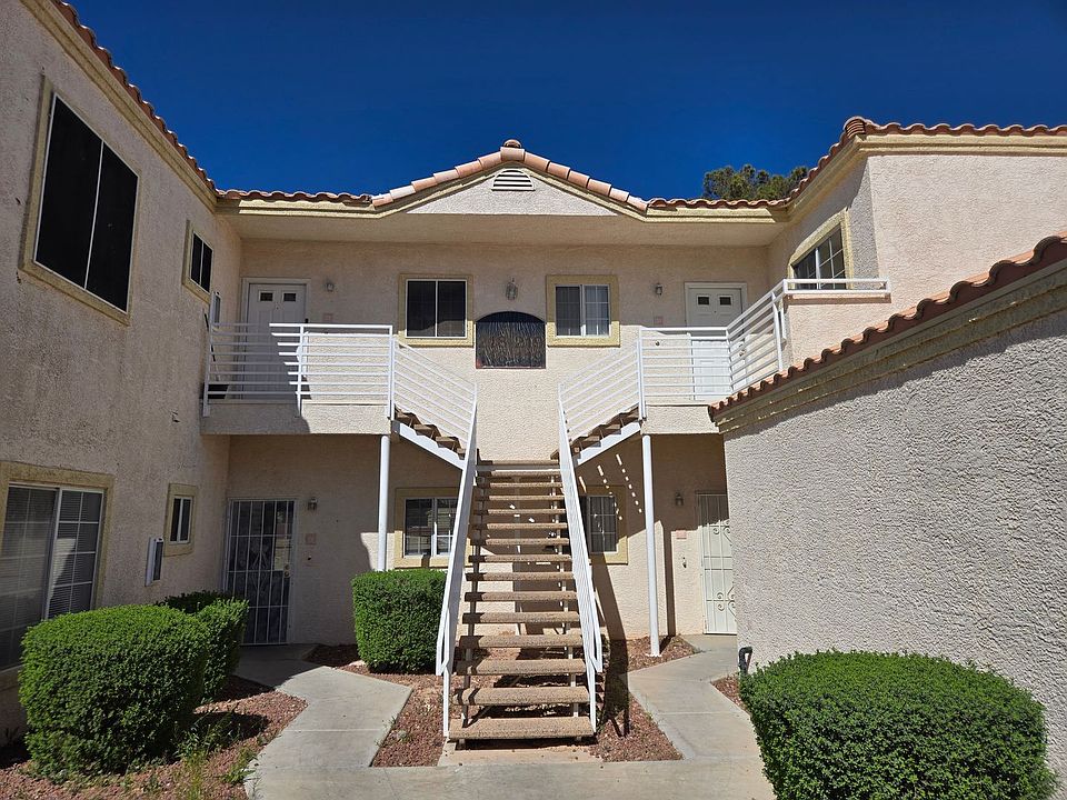 1st image of 1900 N Torrey Pines Dr Unit 118