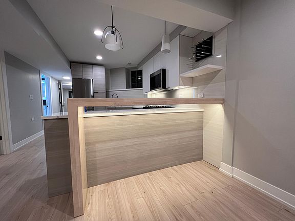 2nd image of 1401 N Wicker Park Ave
