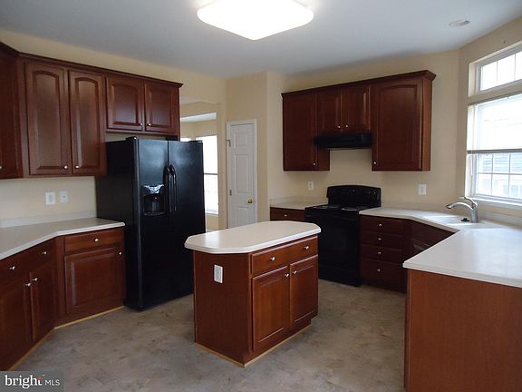 4th image of 1004 Riverdale Cir