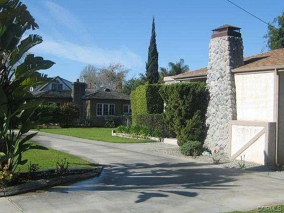 Driveway on the side of the House towards the street