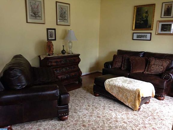 3rd image of 598 Lynn Ave