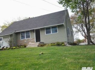 69 Roderick Rd, West Islip, NY 11795