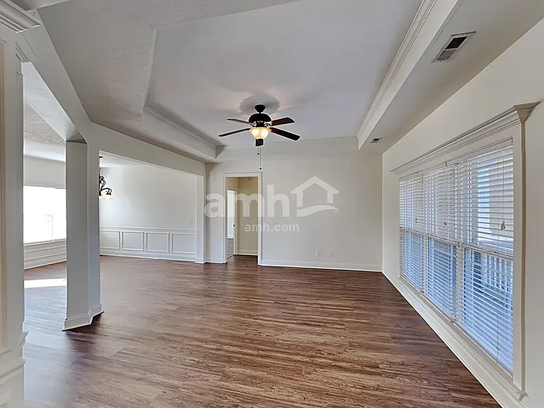 572 Laurel Ln — Photo 5