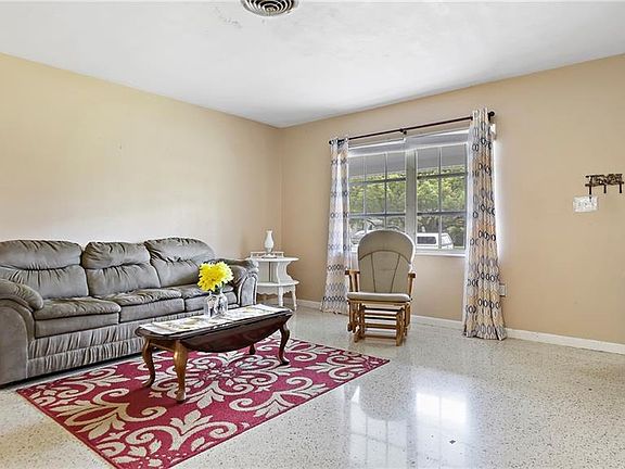 5th image of 224 SE Madison Cir N