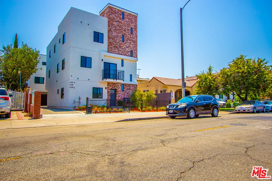 3 bed, 3.0 bath, 1450 sqft, $3,799 — Photo 1