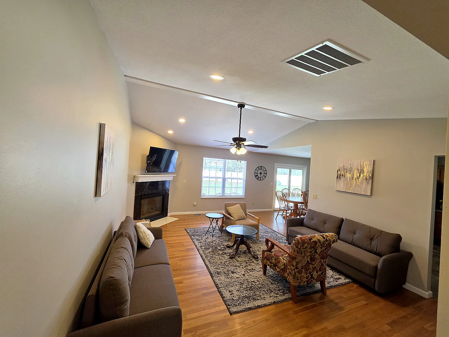 4 bed, 1765 sqft, $3,200 — Photo 2