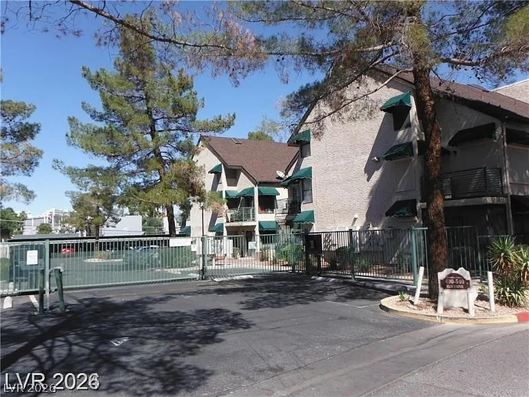 480 Elm Dr #206 — Photo 2