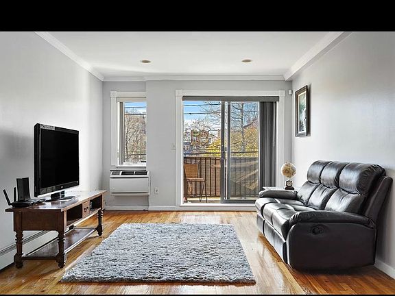 3rd image of 117 Dahlgren Pl #3