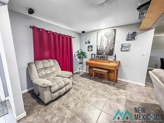 4th image of 617 W Silver Dr