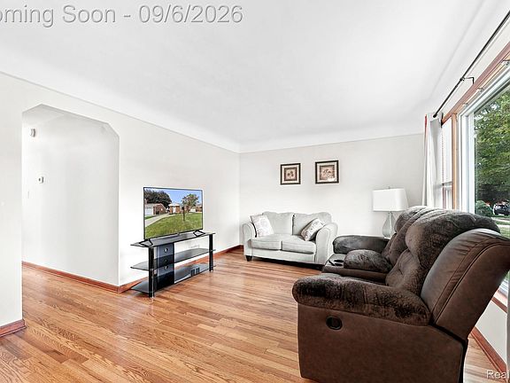 5th image of 9934 Manor Ave