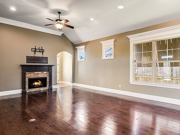 2nd image of 302 Dunvegan Ct
