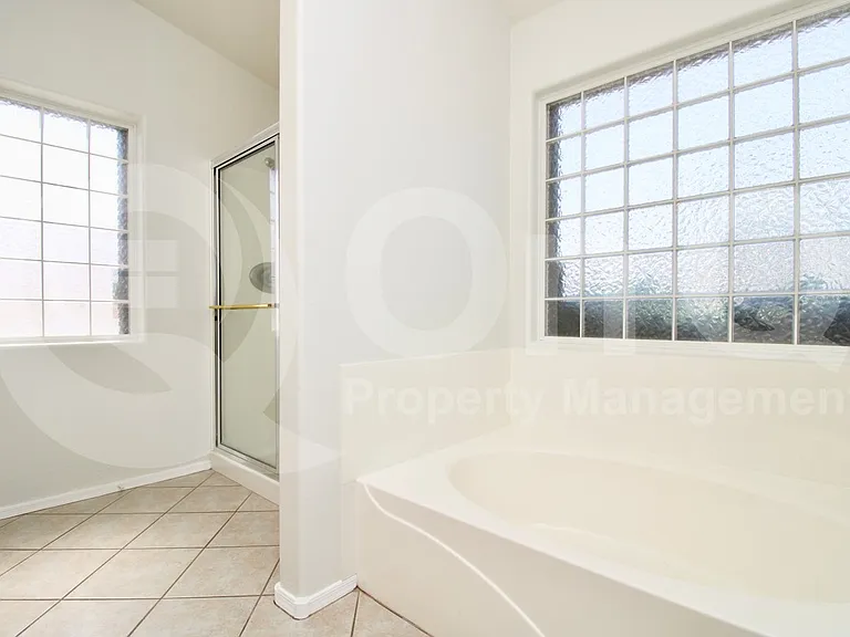 913 E Gary Ln — Photo 20