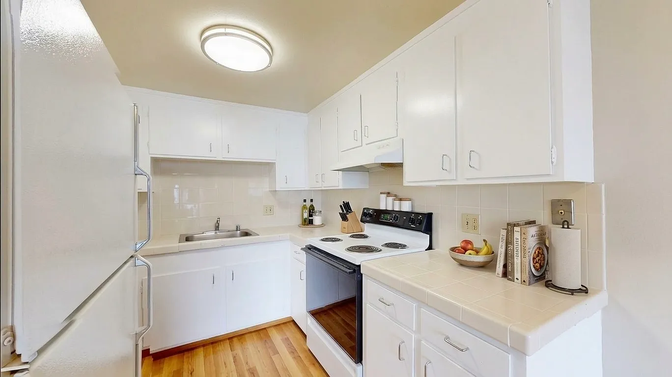 1 bed, 877 sqft, $4,435 — Photo 4