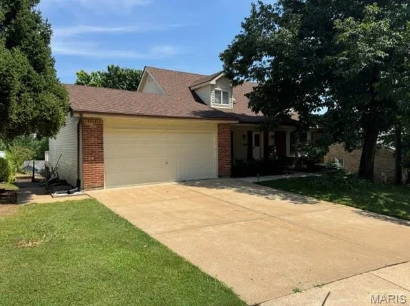 660 Waterford Ridge Dr, Ballwin, MO 63021